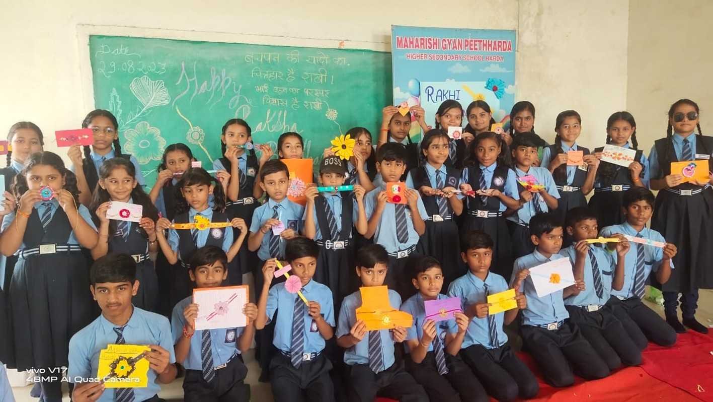 महर्षि ज्ञानपीठ में हुई राखी बनाओ प्रतियोगिता  