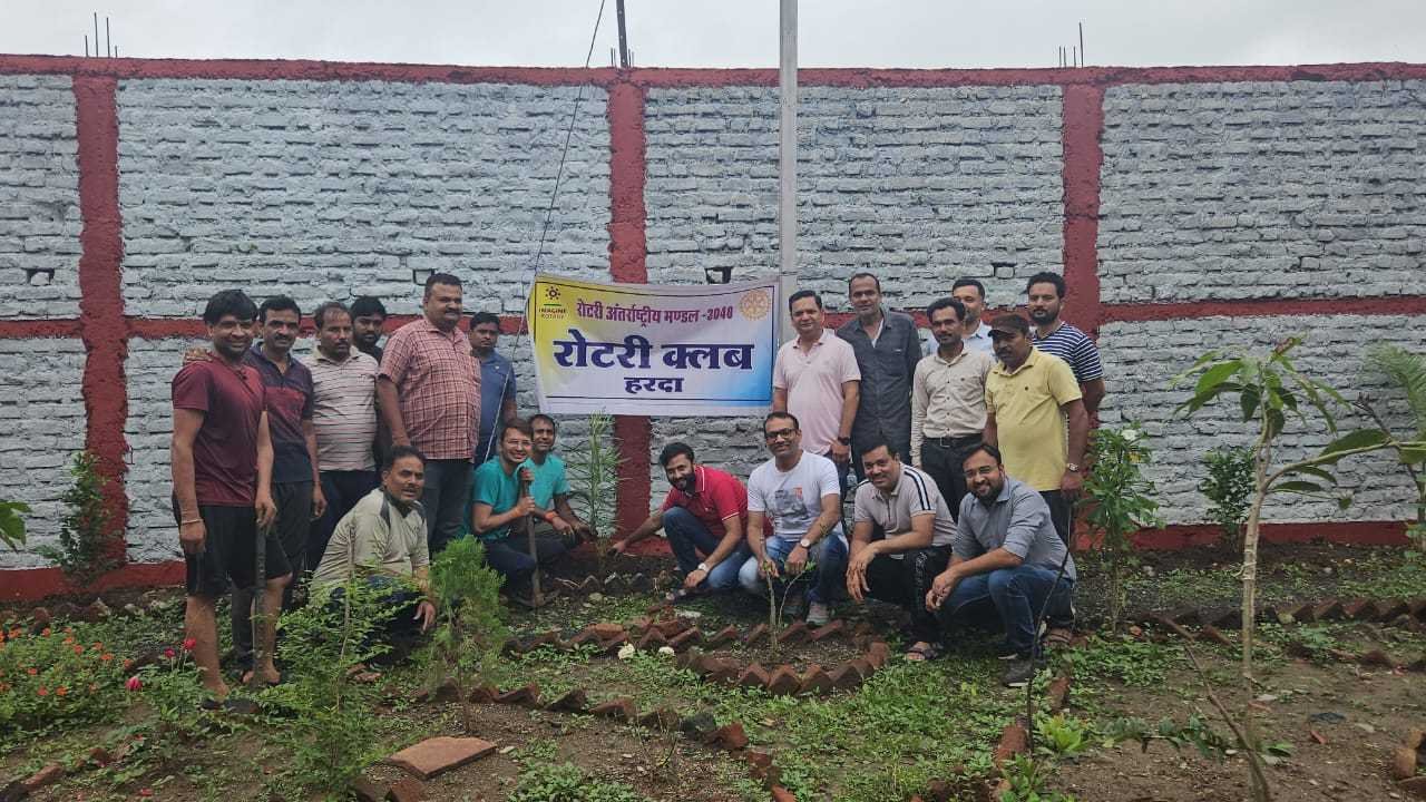 रोटरी क्लब हरदा ने मित्रता दिवस पर किया पौधरोपण