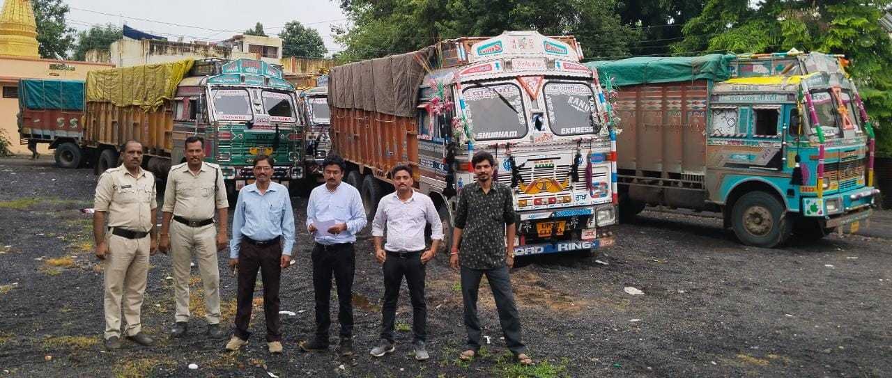 खनिज का अवैध परिवहन व ओवरलोडिंग करने वाले वाहन जप्त