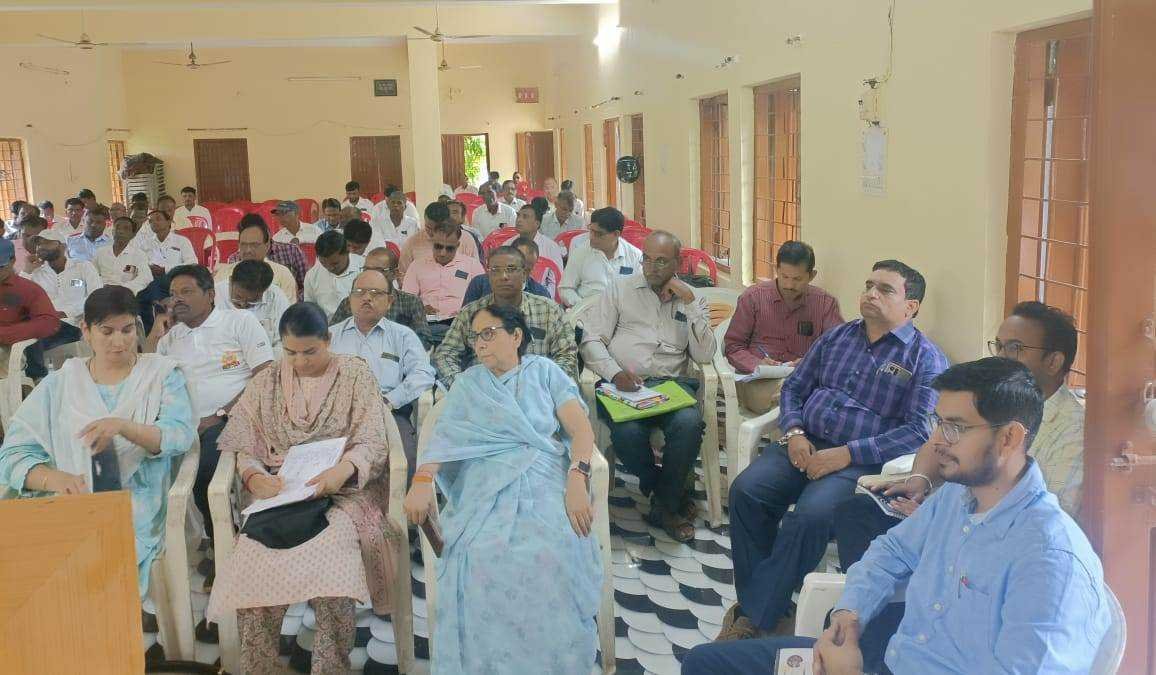 नवागत एसडीएम ने किया मतदान केन्द्रों को निरीक्षण, बीएलओ को नाम जोडने व सुधार करने के निर्देश