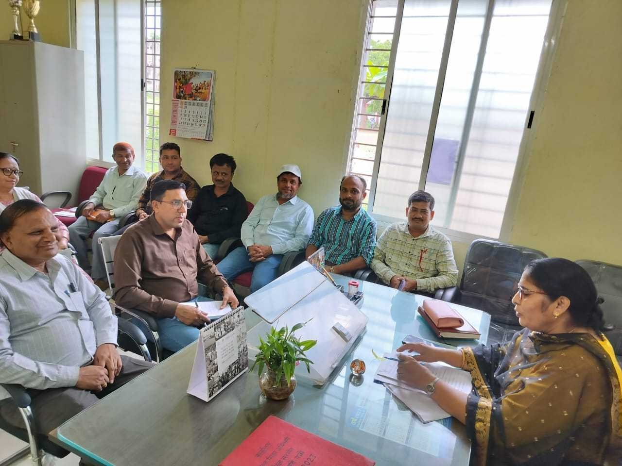 नवागत प्रभारी जिला शिक्षा अधिकारी ने प्राचार्य व शाखा प्रभारी के साथ की बैठक