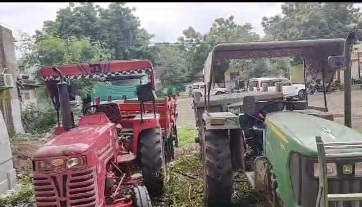 आधा दर्जन ट्रैक्टर और एक डंपर जब्त