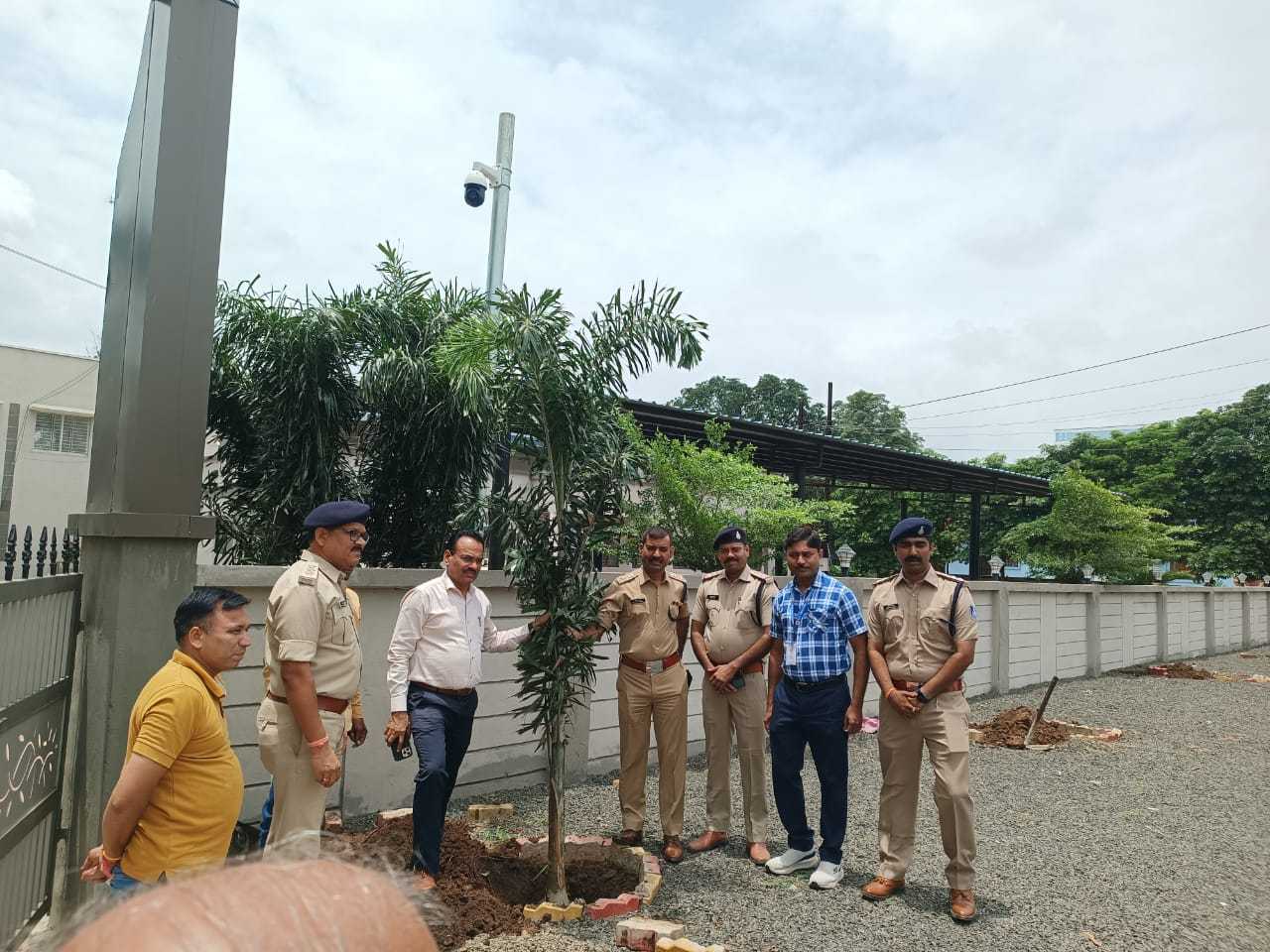 कलेक्टर एसपी ने संयुक्त रूप से देखें मतदान केंद्र और अधिकारियों की ली बैठक