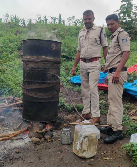 करीब 14250 रूपये की 95 लीटर हाथ भट्टी कच्ची महुआ अवैध शराब जप्त
