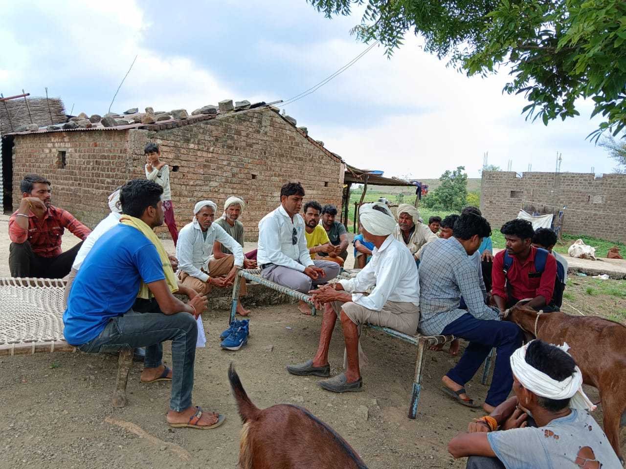 नवीन ग्राम सभा के लिए महिला पुरूषों ने चुने से बनाया नक्शा