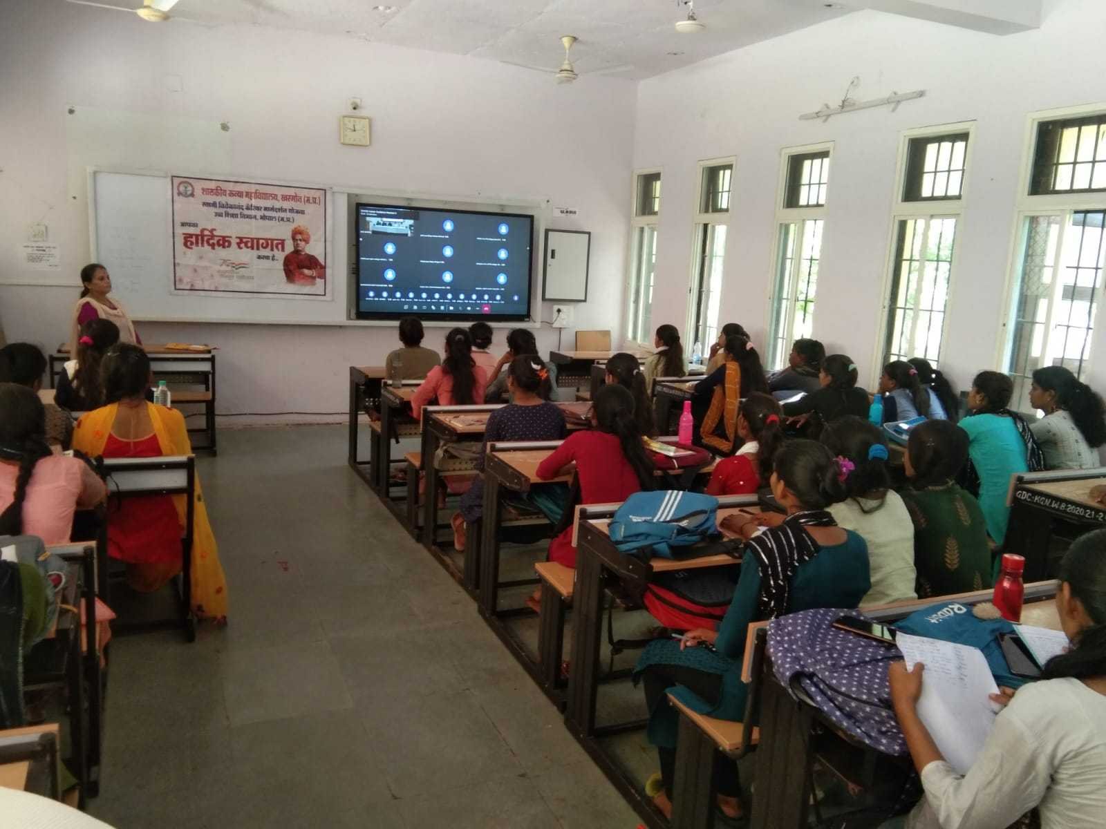 लोक सेवा प्रबंधन की सेवाओं से अवगत कराने आंगनवाड़ी कार्यकर्ताओं का कराया भ्रमण