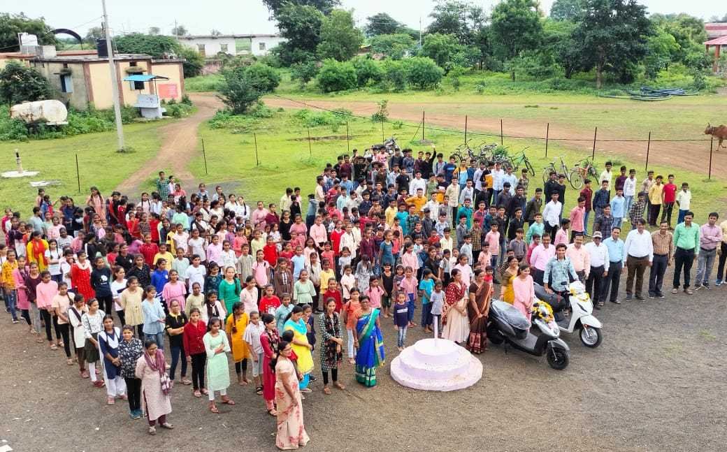 रोज 2 किमी पैदल गई स्कूल, अब स्कूटी से जाएगी कॉलेज