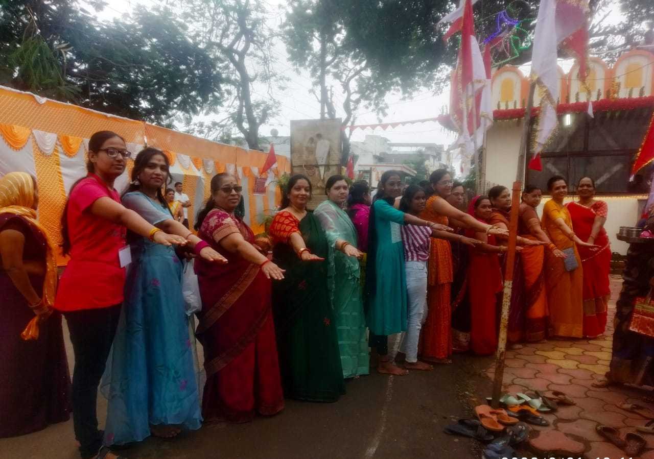 मानव श्रृंखला बनाकर दिलाई मतदान की शपथ