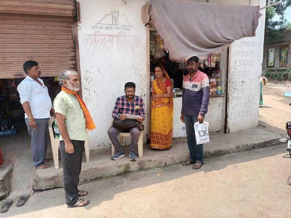 हड़ताल होने के कारण पोर्टेबिलिटी सुविधा का उपयोग कर राशन लेकर घर पहुंचे अधिकारी