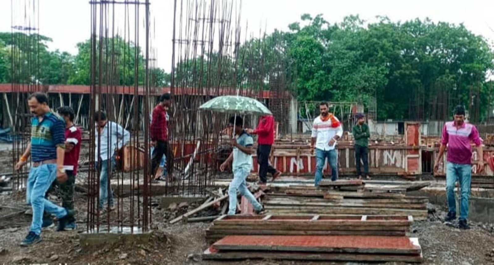 सीएम राइस स्कूल निर्माण में ठेकेदार द्वारा उपयोग की जा रही घटिया सामग्री