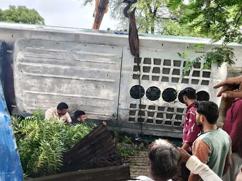 तेज रफ्तार पेसेंजर बस पलटी, सडक़ किनारे खड़े पिता-बेटे नीचे दबे, पिता की मौत