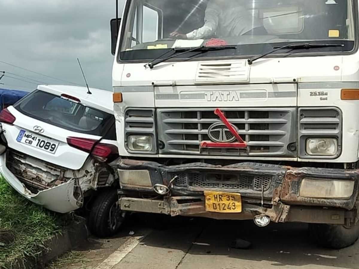कार को पीछे से मिलर वाहन ने मारी टक्कर, हादसे में एक युवक घायल