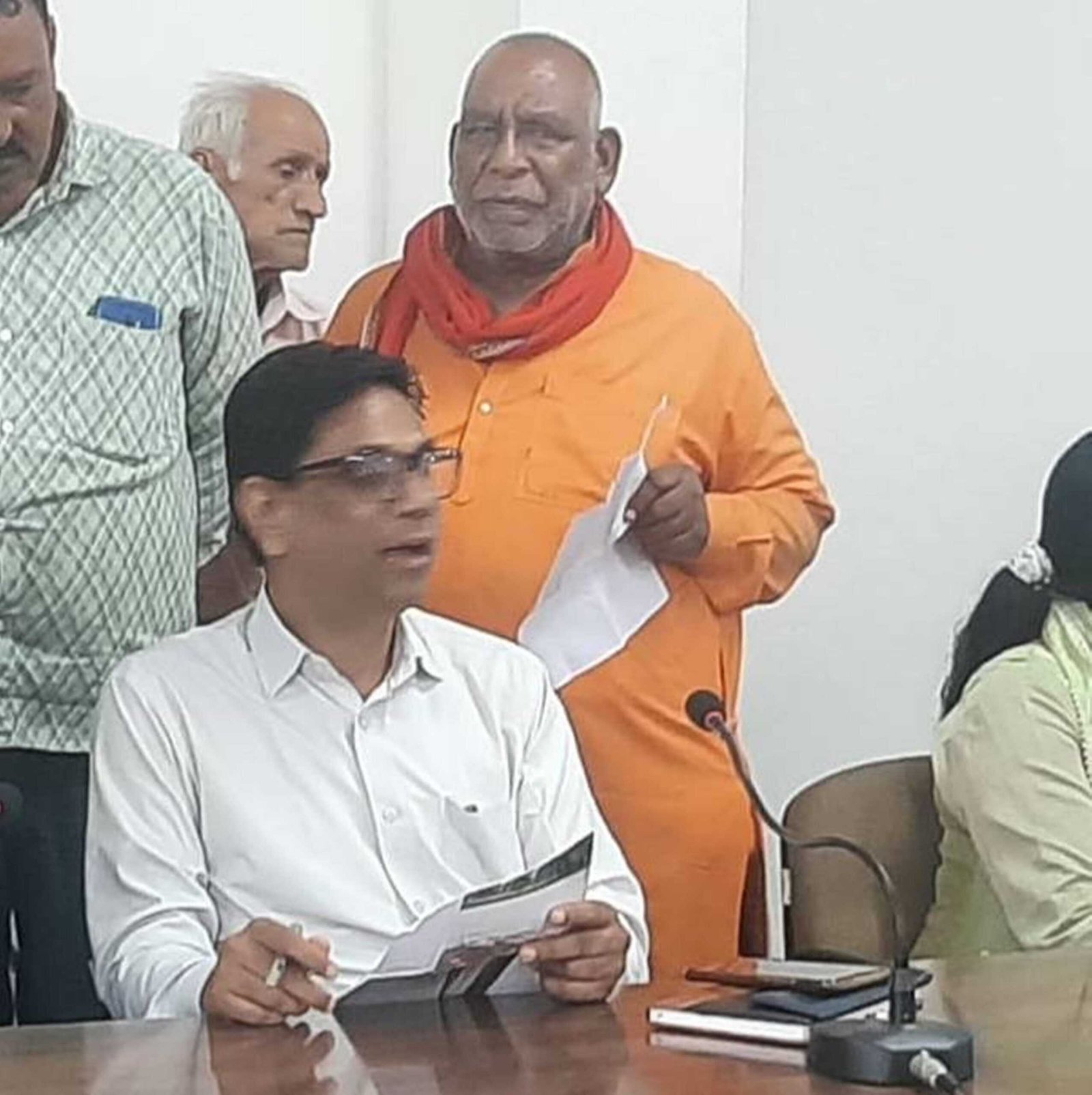 मूल दस्तावेज जमा करने के बाद भी जिला प्रशासन द्वारा मंदिर की जमीन को नही कराया जा रहा कब्जामुक्त