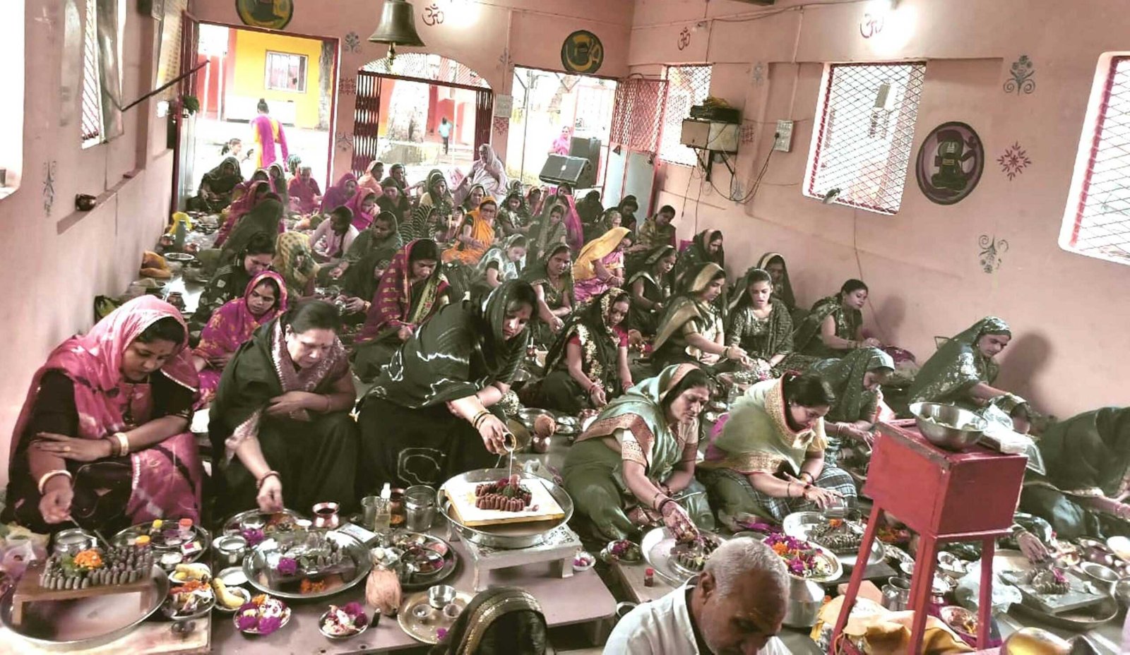151 पार्थिव शिवलिंग का निर्माण कर भक्तों ने की पूजा