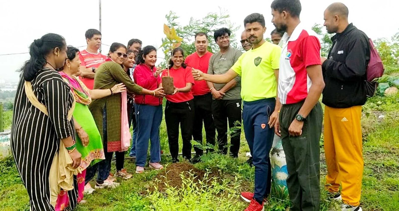 मोना तिवारी ने जीता गोल्ड मेडल, जीत की खुशी में किया पौधारोपण