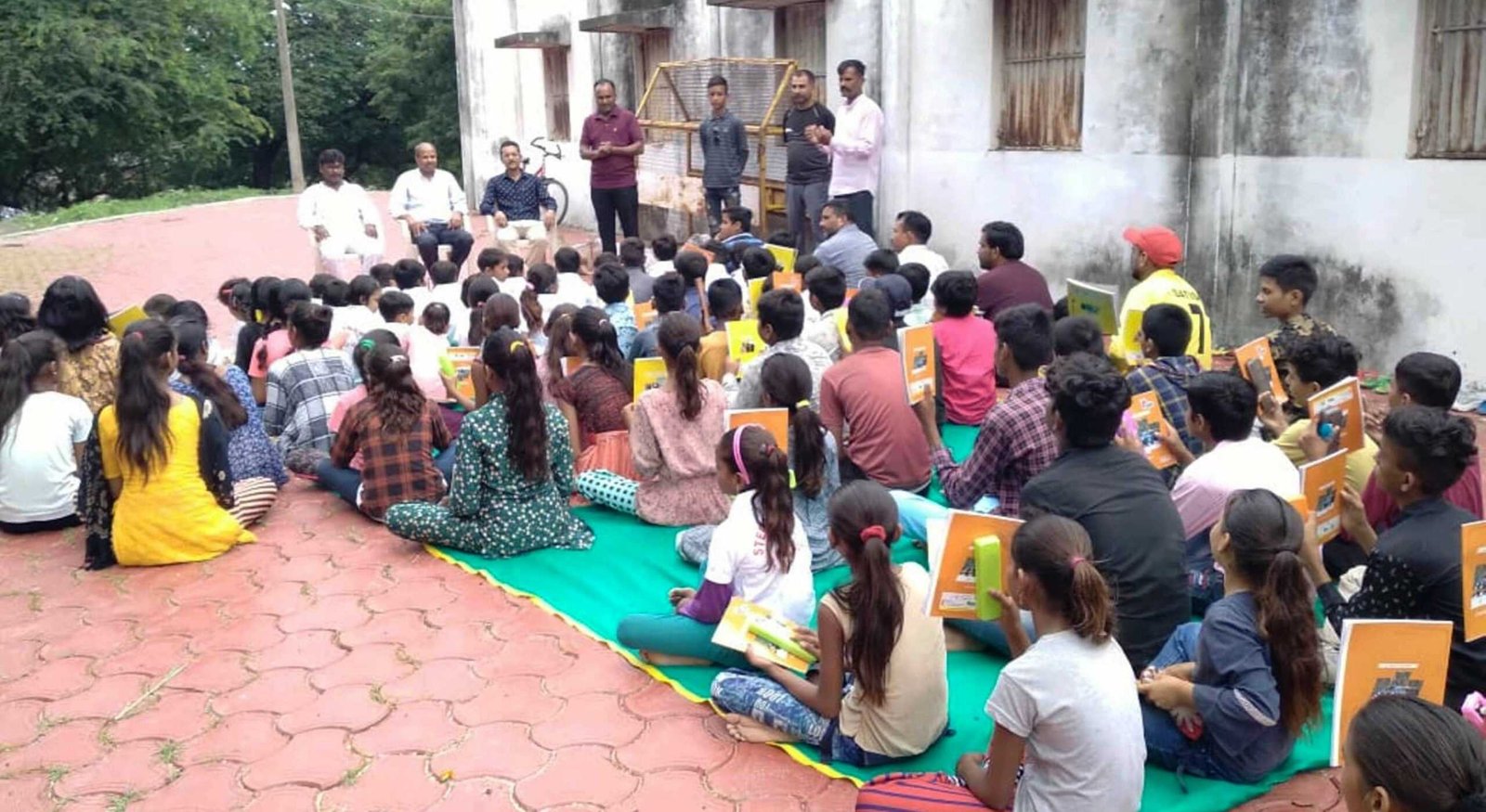 सेवा भारती ने बच्चों को शिक्षण सामग्री के साथ बांटी टी-शर्ट