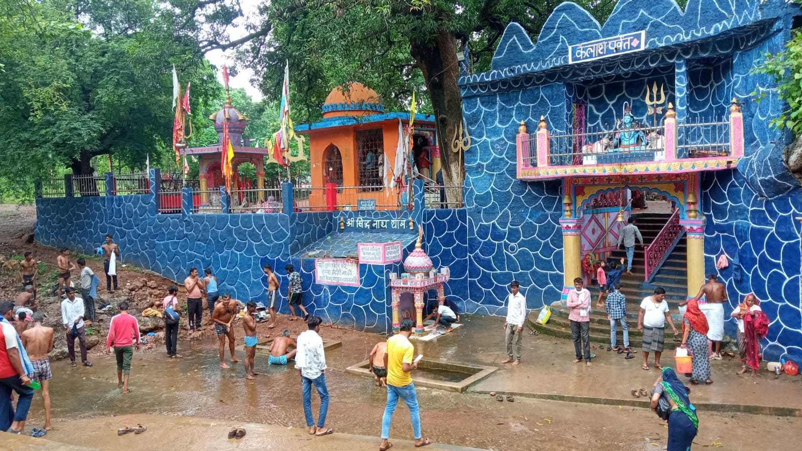 सावन का चौथा सोमवार, सिद्ध बाबा धाम पर भक्तों ने किया जलाभिषेक