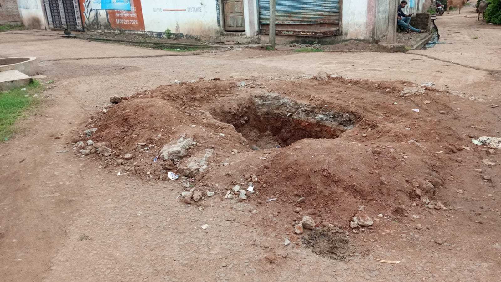 नल जल योजना मे लापरवाही, 4 दिन पहले किया गड्ढा आज तक नहीं हुआ पूरा काम