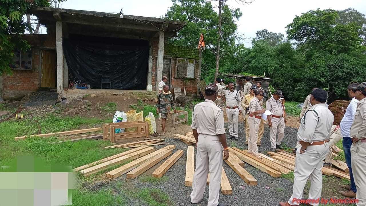 सापना के एक मकान, गन्ना बाड़ी में अवैध रूप से रखा था सागौन चिरान