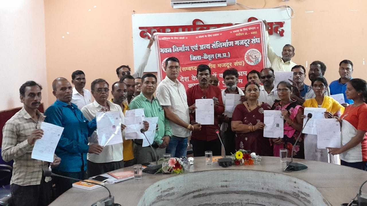 भवन एवं अन्य संनिर्माण कर्मकार कल्याण के हितग्राहियों को श्रमिक कार्ड वितरित