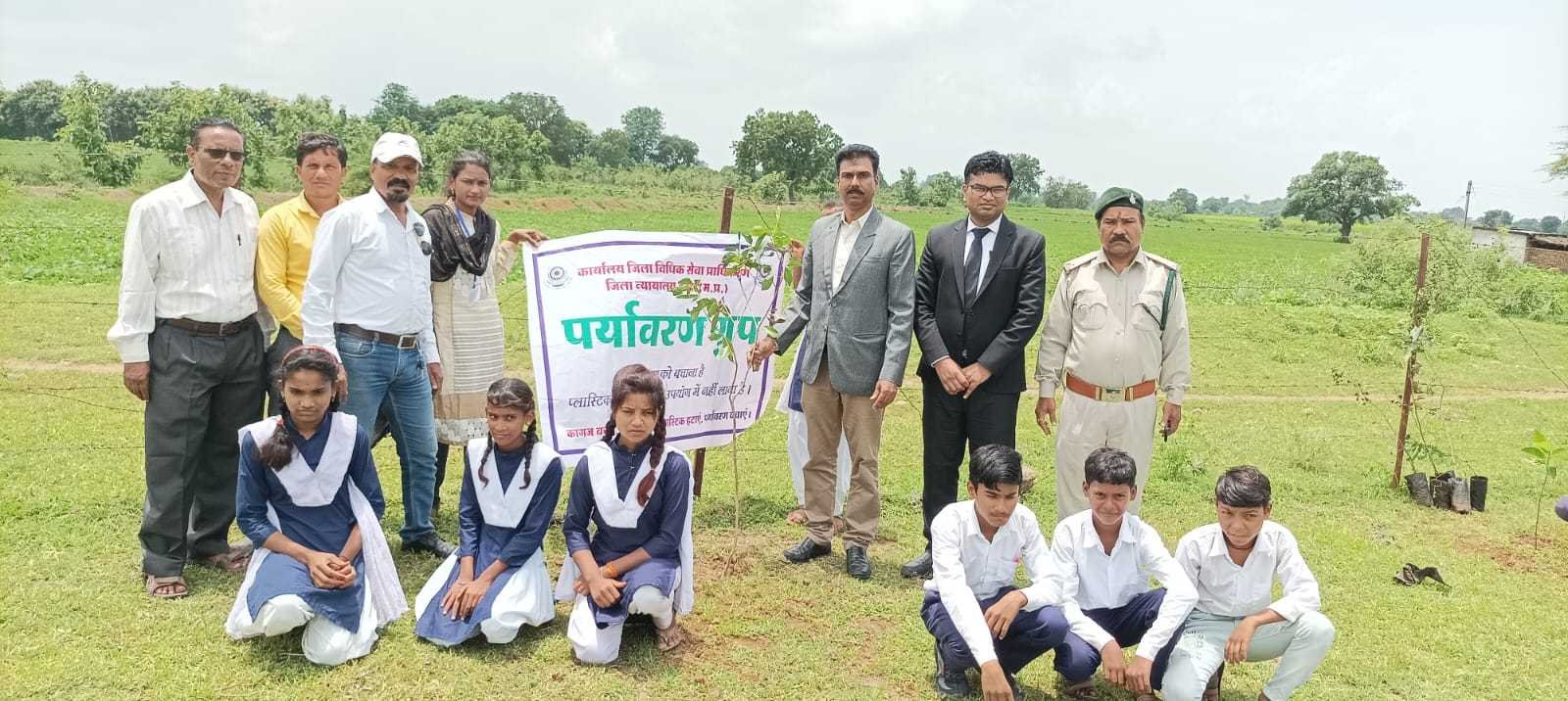 विधिक सेवा प्राधिकरण ने किया पौधरोपण