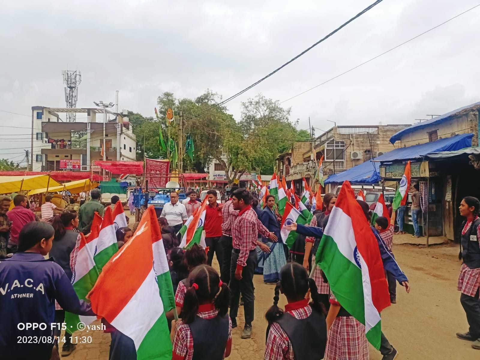 नगर में पंडित द्वारिका दास महाविद्यालय एवं विद्यालय के छात्र छात्राओं ने निकाली तिरंगा रैली