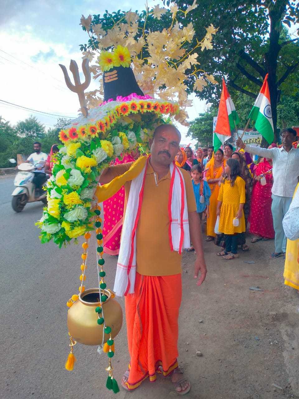 शिव भक्ति एवं देश भक्ति के रंग में निकली कावड़ यात्रा