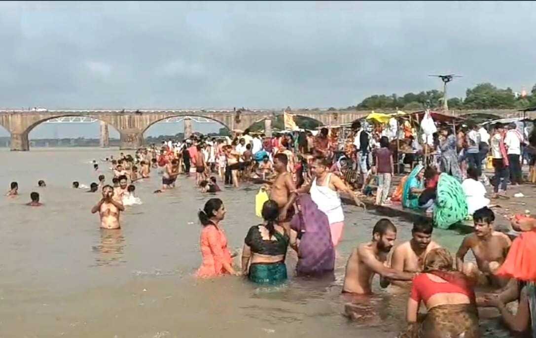 अधिकमास की अमावस्या पर श्रद्धालुओं ने नर्मदा स्नान पूजन कर किया दान