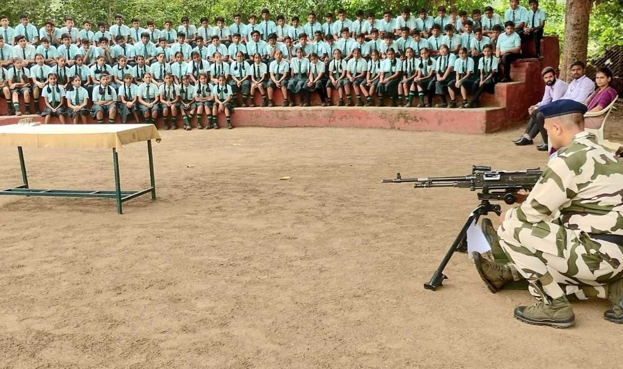 विद्यार्थियों ने केंद्रीय औद्योगिक सुरक्षा बल का किया दौरा,अस्त्र-शस्त्रों को समझा