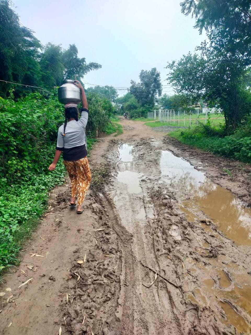 सड़क न बनने से भारी परेशानी भोग रहे अबगांव कलां के लोग