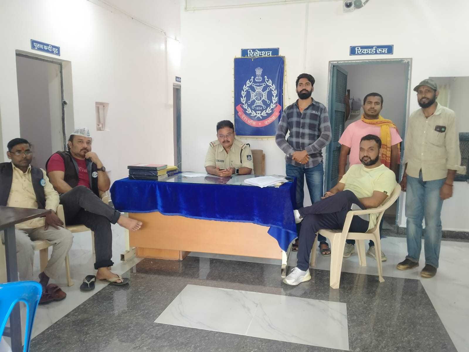 आप कार्यकर्ताओं को पाथाखेड़ा चौकी और चोपना थाना लेकर गई पुलिस