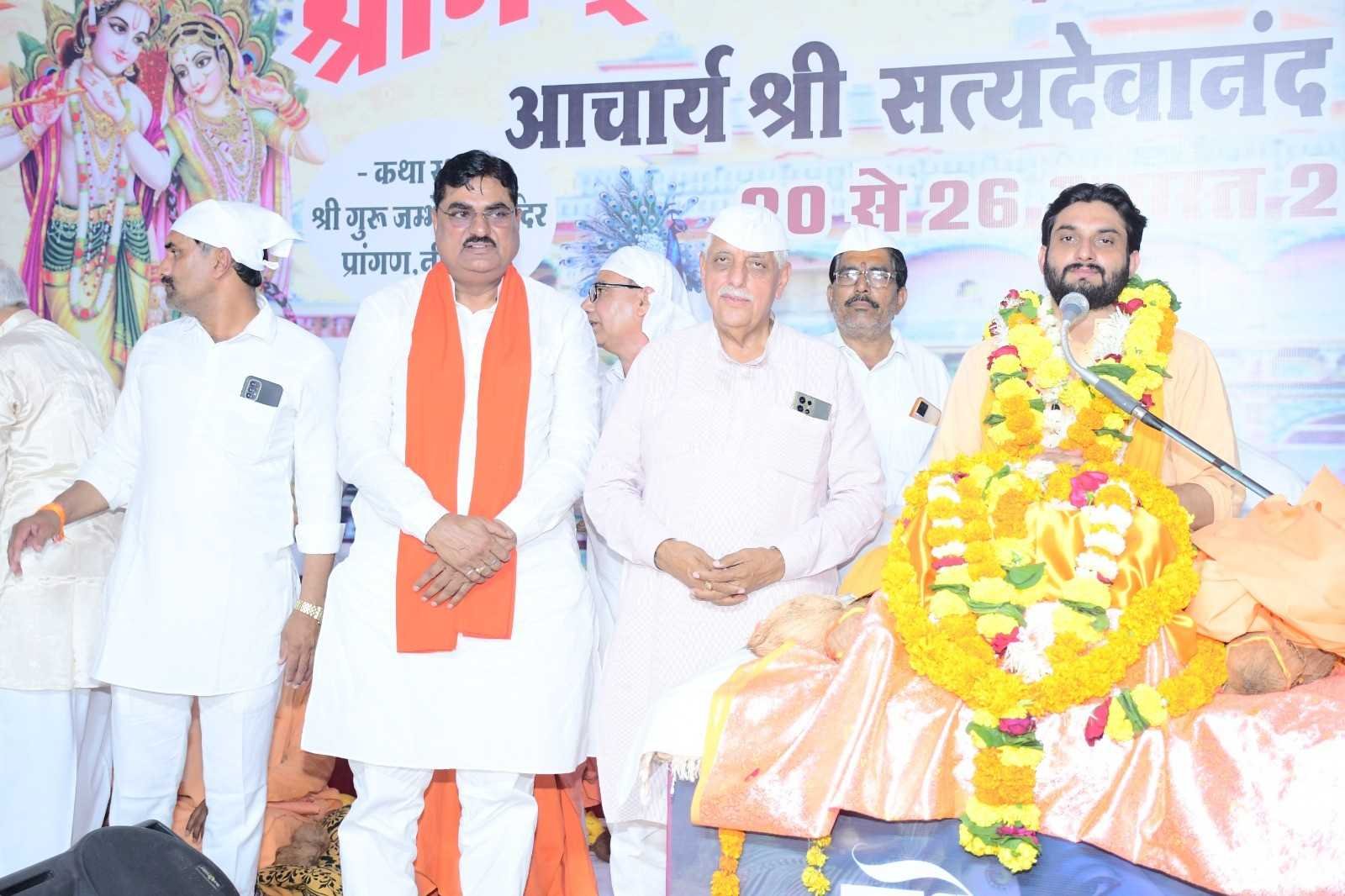 ज्ञान धारण में जो संतोष कर ले वह दरिद्र होता है : सत्यदेवानंद महाराज