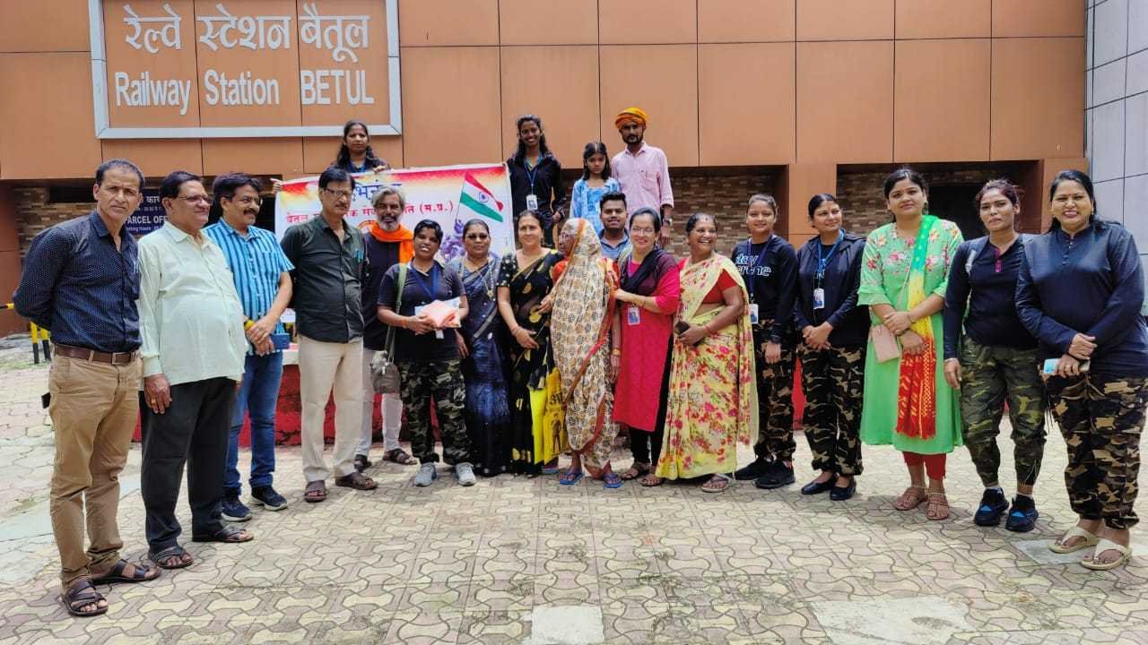 राष्ट्र रक्षा मिशन दल को संरक्षको ने स्टेशन पहुंचकर दी विदाई