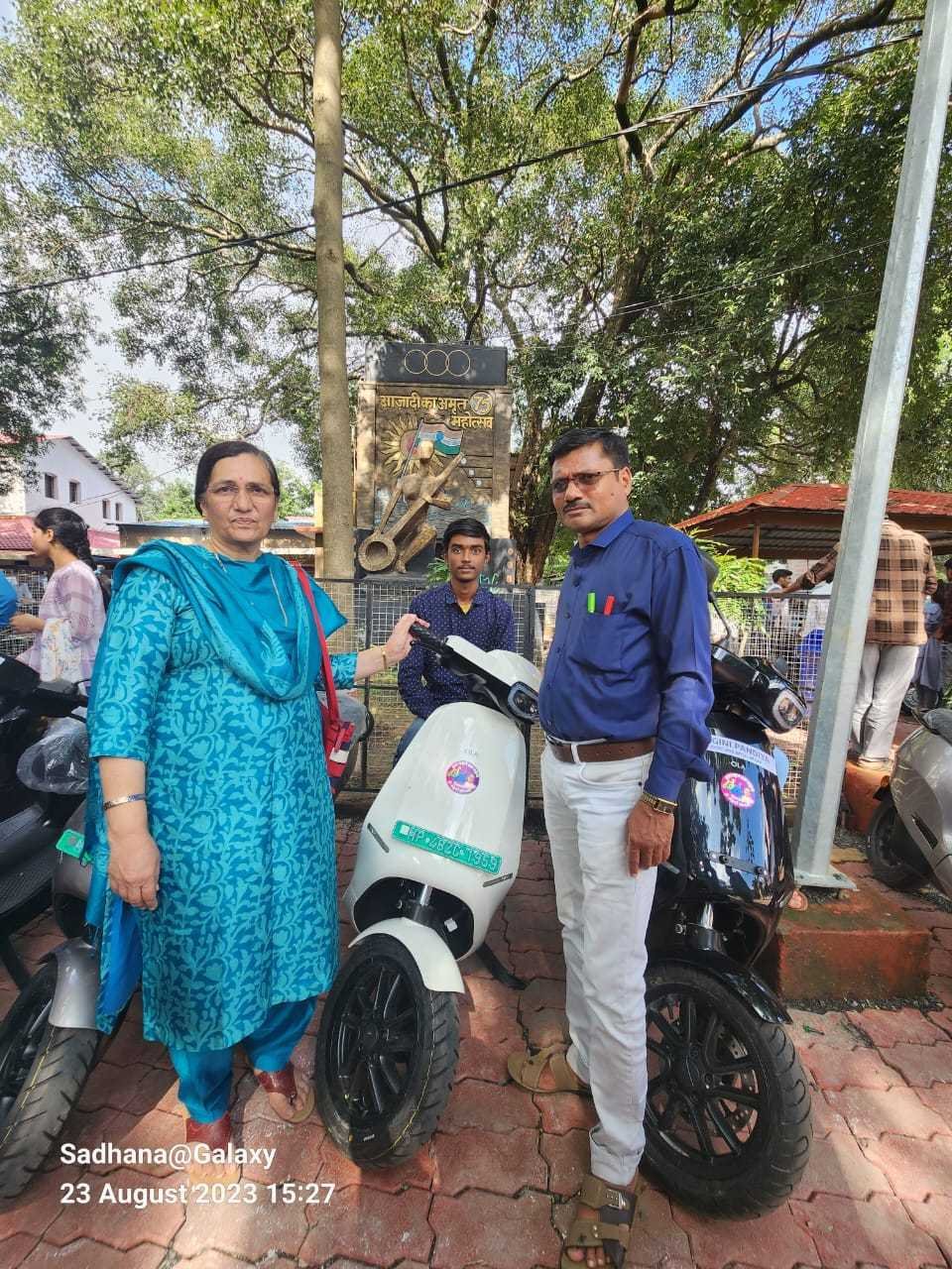 सी.एम. राइज के मेधावी विद्यार्थियों को मिली ई-स्कूटी