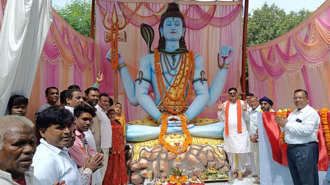 माता – पिता की स्मृति में भगवान भोलेनाथ की प्रतिमा का करवाया निर्माण
