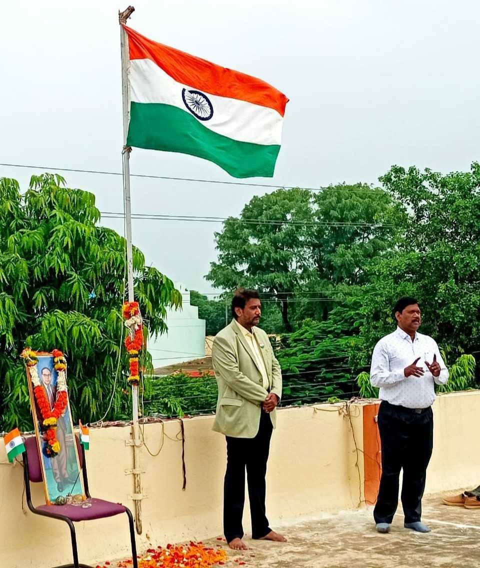 एलआईसी में स्वतंत्रता दिवस पर लहराया तिरंगा
