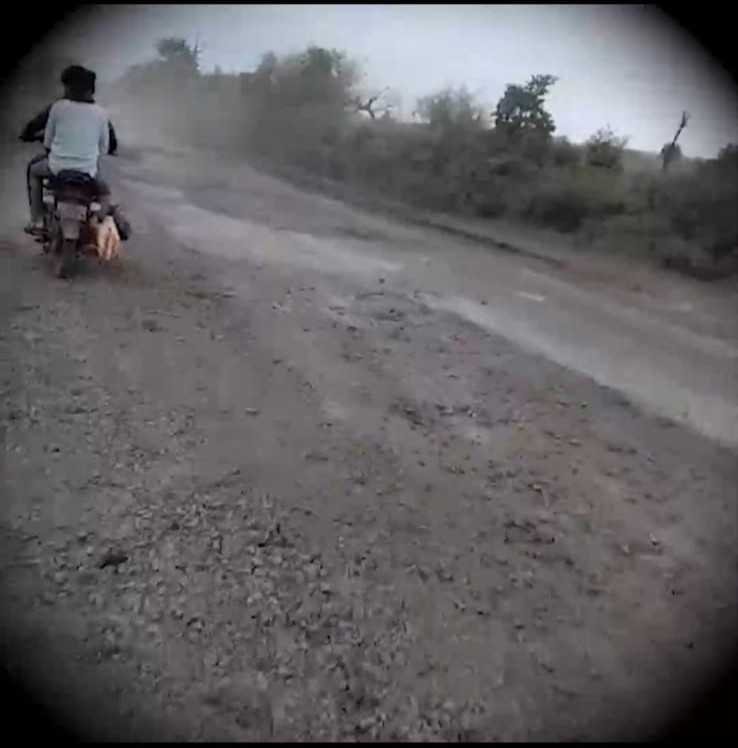 चांद की सतह जैसी दिखती सीएम के क्षेत्र की सड़के