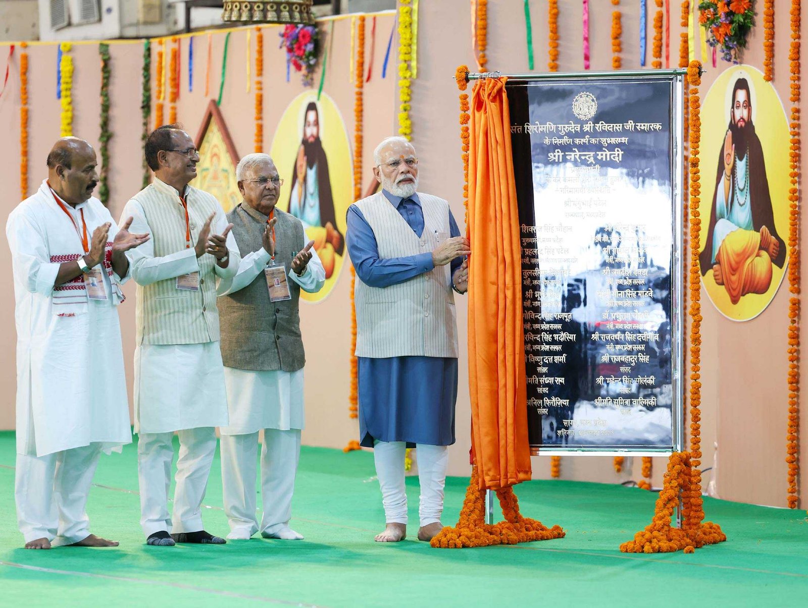 प्रधानमंत्री श्री मोदी ने रखी भारतीय संस्कृति और समरसता के अभूतपूर्व केंद्र संत रविदास मंदिर की आधार शिला
