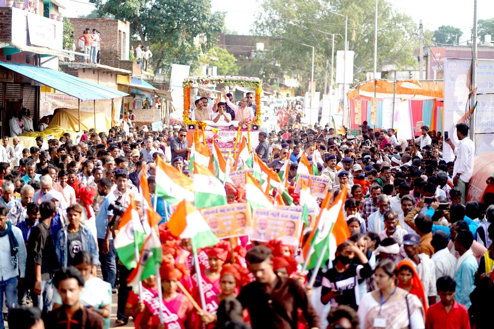 मुख्यमंत्री श्री चौहान के गुनौर रोड-शो में लाड़ली बहनों का उमड़ा सैलाब