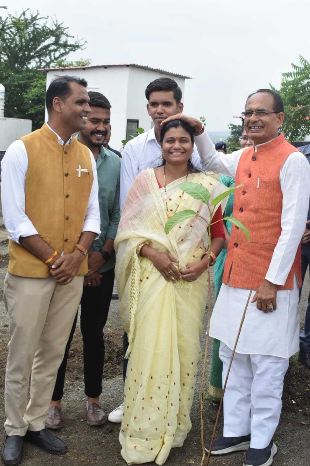 नव मतदाता आर्यन और लाड़ली बहना योजना हितग्राही कीर्ति ने मुख्यमंत्री के साथ किया पौधारोपण