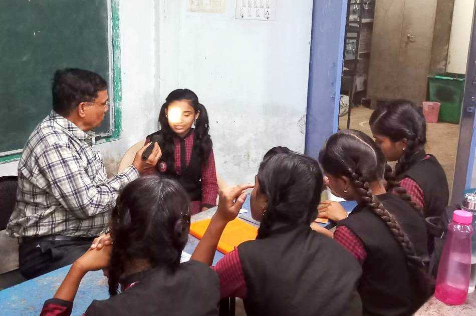 ऑखों के संक्रमण से बचाव के लिए स्कूलों में दी जा रही समझाईश