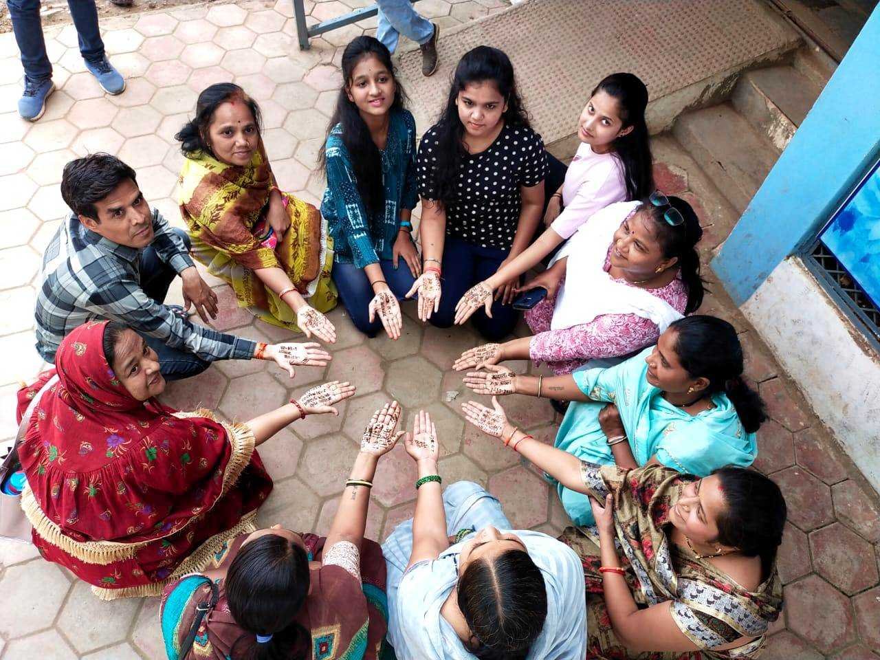 मेहंदी प्रतियोगिता आयोजित कर मतदाता सूची में नाम जोड़ने हेतु किया जा रहा जागरूक