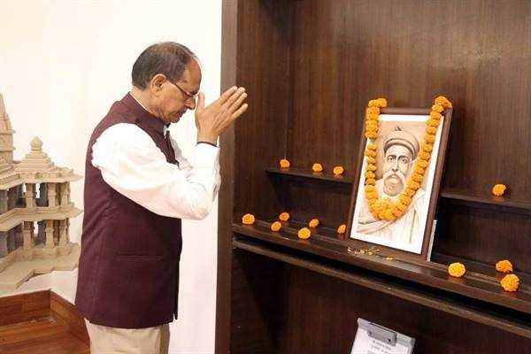 मुख्यमंत्री  चौहान ने लोकमान्य तिलक की पुण्य-तिथि पर श्रद्धांजलि अर्पित की