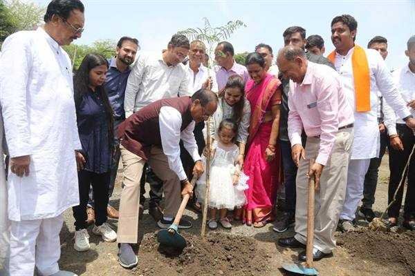 मुख्यमंत्री  चौहान ने पीपल, करंज और गुलमोहर के पौधे रोपे