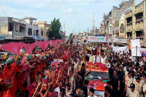 पिपलियामंडी में मुख्यमंत्री श्री चौहान के रोड-शो में उमड़ा जनसैलाब