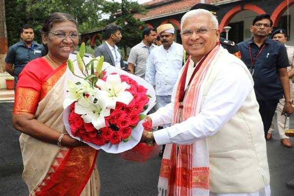 राष्ट्रपति श्रीमती मुर्मु के राजभवन आगमन पर राज्यपाल श्री पटेल ने किया स्वागत