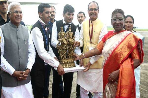 राष्ट्रपति श्रीमती मुर्मु को राज्यपाल श्री पटेल और मुख्यमंत्री श्री चौहान ने दी विदाई