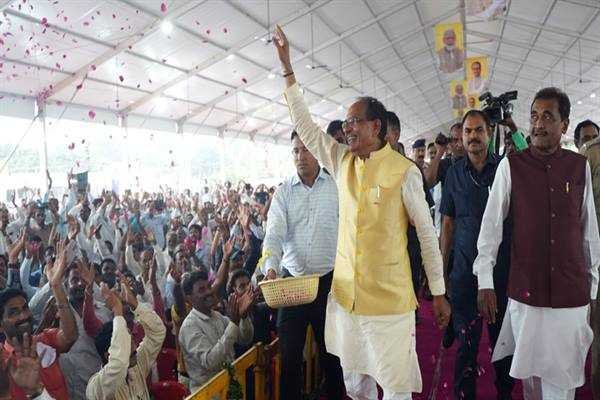 ग्राम पंचायत सचिव सरकार और ग्राम पंचायत के बीच सेतु की तरह उनकी कठिनाइयाँ होंगी दूर : मुख्यमंत्री