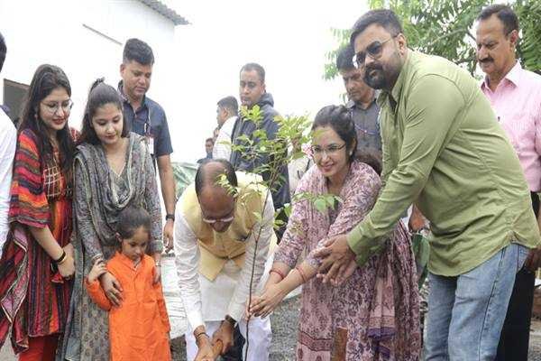 मुख्यमंत्री श्री चौहान के साथ पौधे लगाकर मनाया जन्म-दिवस