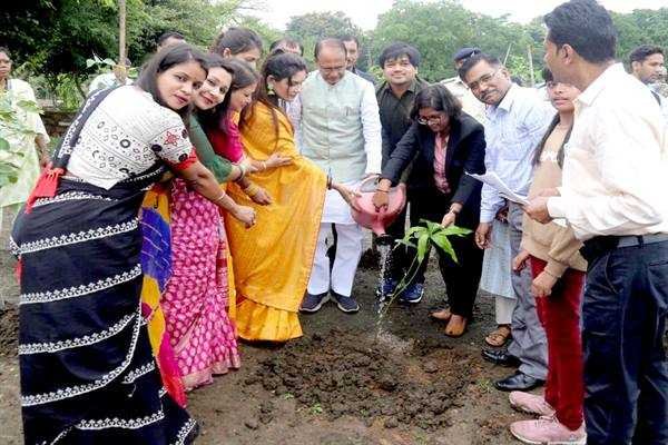 मुख्यमंत्री चौहान के साथ पौधे लगाकर बालक-बालिकाओं ने मनाया अपना जन्मदिन